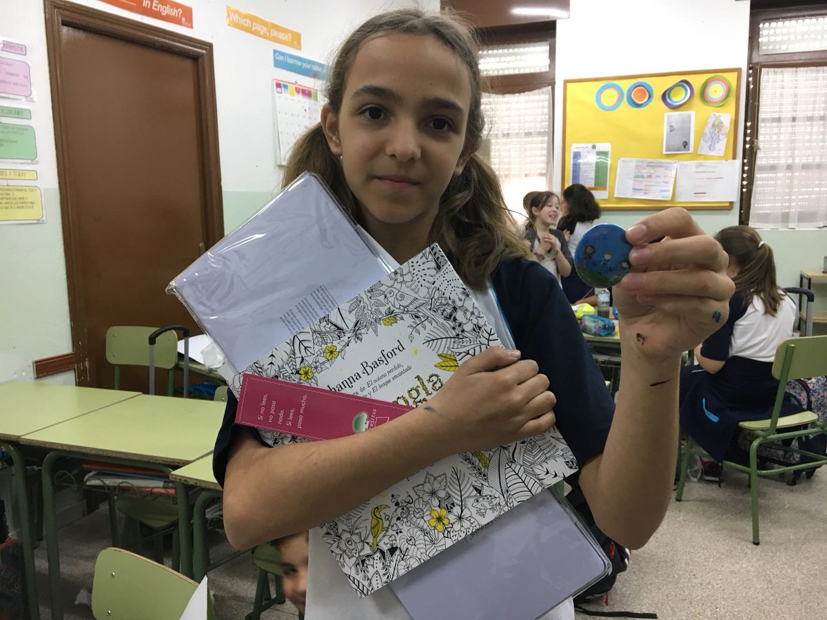 Santoangelbadaj's tweet photo. La alumna de nuestro colegio: Carolina ha sido la ganadora del 3er premio de Apnaba sobre el concurso de dibujo : “Pintando el mundo de azul” Enhorabuena!! Campeona! #apnaba #santoangelbadajoz https://t.co/ETr2adQOSy
