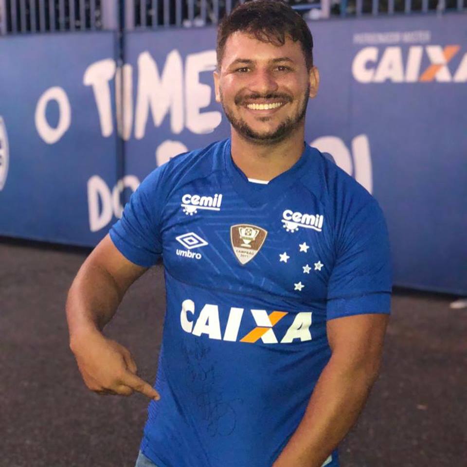 AGCruzeirenses's tweet photo. E seguimos contando a história do Grande Cruzeirense Wudson. Ele visitou a Toca da Raposa e ganhou uma camisa do craque @thneves10 e conheceu vários outros jogadores. Esse tá cheio de história para contar... #AquioFanatismoNaoTemLimites https://t.co/IKMXGXXCz0