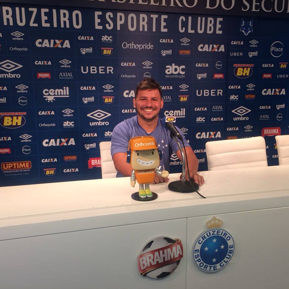AGCruzeirenses's tweet photo. E seguimos contando a história do Grande Cruzeirense Wudson. Ele visitou a Toca da Raposa e ganhou uma camisa do craque @thneves10 e conheceu vários outros jogadores. Esse tá cheio de história para contar... #AquioFanatismoNaoTemLimites https://t.co/IKMXGXXCz0