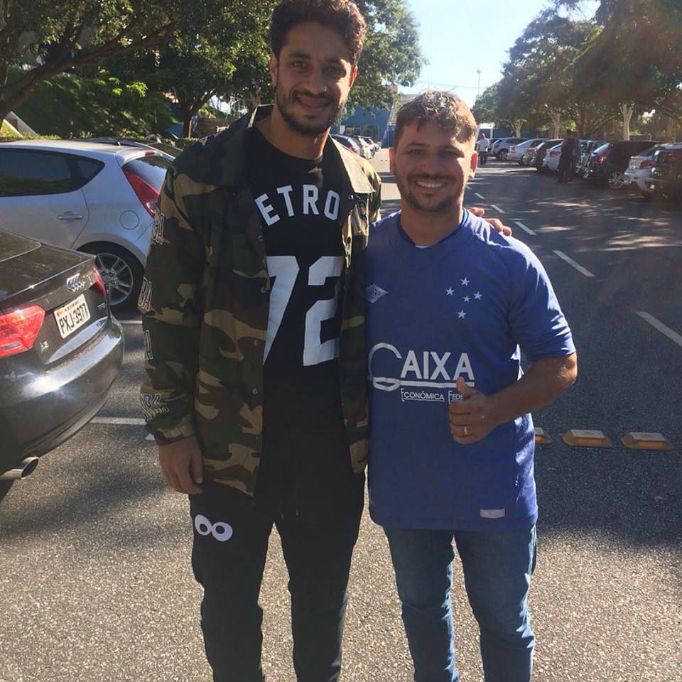AGCruzeirenses's tweet photo. E seguimos contando a história do Grande Cruzeirense Wudson. Ele visitou a Toca da Raposa e ganhou uma camisa do craque @thneves10 e conheceu vários outros jogadores. Esse tá cheio de história para contar... #AquioFanatismoNaoTemLimites https://t.co/IKMXGXXCz0