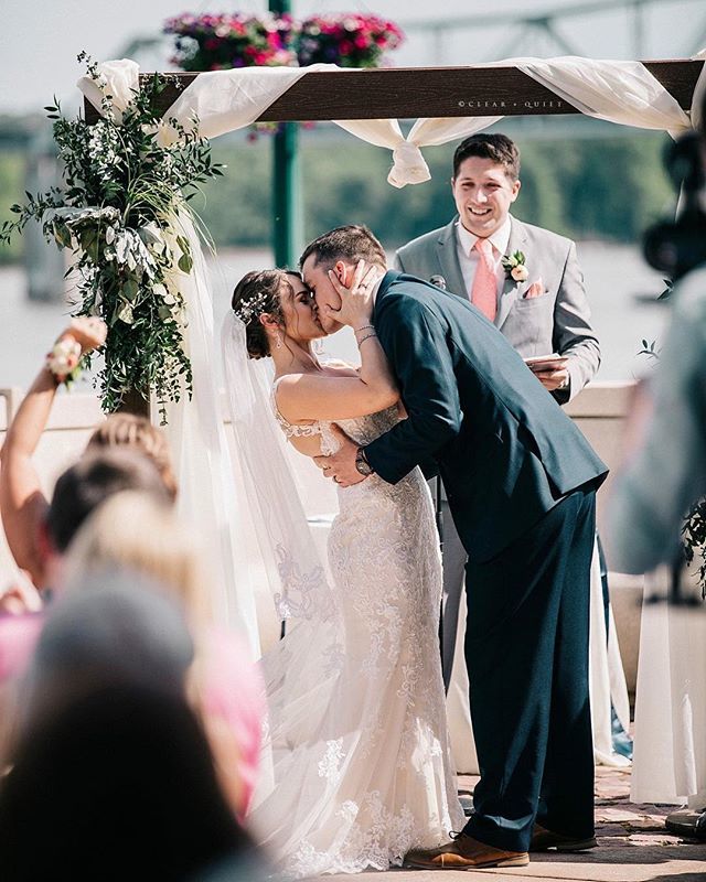 clearandquiet's tweet photo. Swoon! 😍 #clearandquiet #risingtidesociety #midwestphotographer #midwestbloggers #midwestbride #wisconsinbride #iowabride #weddinggoals #weddingplanning #lookslikefilm #optoutside #outdoorwedding #love #vsco #vscogood #justgoshoot #onthewater #linkin… https://t.co/0xt85u8Xnf https://t.co/HjUtgm3dJN