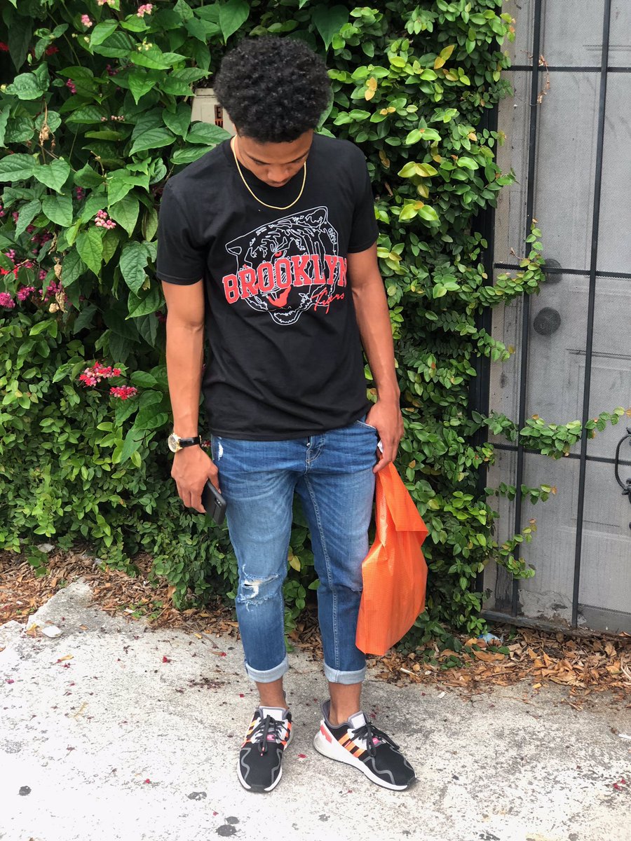 just4you95's tweet photo. They say you work hard, you should play hard! Senior Trip! #miami #waitingonmyplayhardtrip #srtrip2018 #teammcclain #imelfamily #thewaitisover https://t.co/gAXxlVmZU8