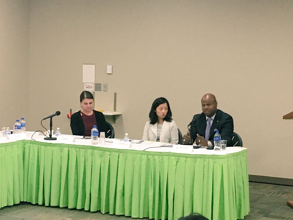 SpeakerWelchIL's tweet photo. Honored to appear with Congressman Jan Schakowsky and Congressman Bill Foster and several health experts at an Immigration Roundtable to discuss the importance of the Dream Act, the Trust Act, and the Safe Zones Act! #WelcomeIL #immigrantheritagemonth #CelebrateImmigrants https://t.co/AV9qws0txi