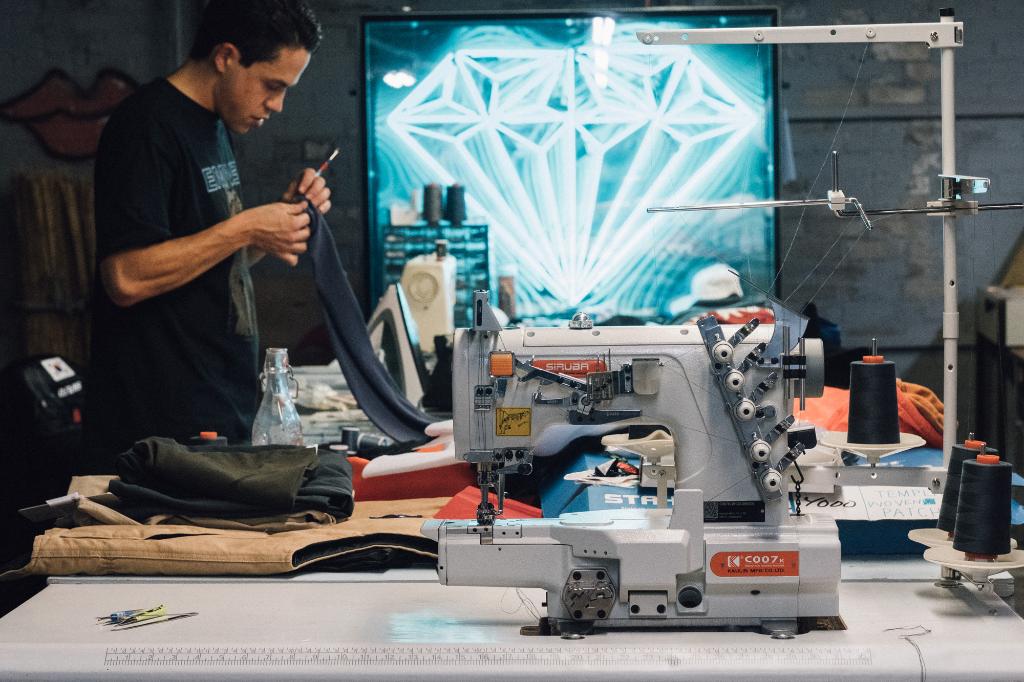 tbdmag's tweet photo. .@Smplfd has been repurposing locally sourced old work shirts, uniforms and lab coats and are breathing new life into the pieces by sewing interesting patches onto the garments. https://t.co/iWQPBJfnZr https://t.co/wv5hEVR0xi