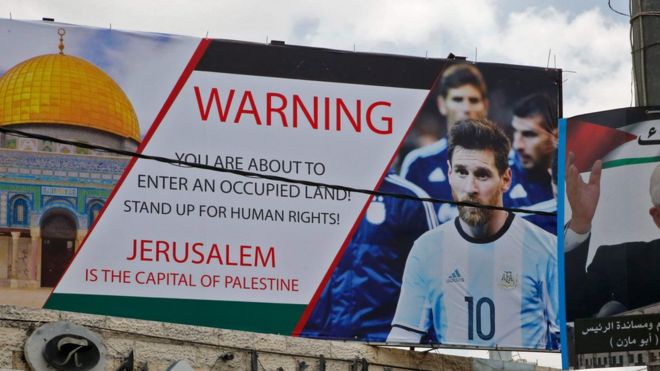 NoDoubt2019's tweet photo. CR7 ga mau tukar jersey dgn pemain Israel, Messi batal main krn alasan  kemanusiaan. Fans CELTICS yg tetap setia membela Palestina meski dihukum  berkali2 oleh UEFA. Ternyata mereka lebih memiliki EMPATI kpd bangsa Palestina ! https://t.co/2QlvxJzOHR