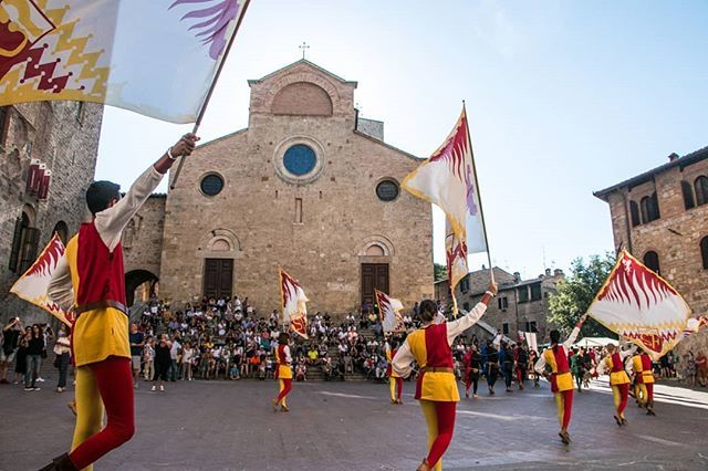 lauradebe's tweet photo. Ferie delle Messi a @san_gimignano il prossimo weekend con un contest fotografico in collaborazione con @shareyoursangi e @igerssiena vai al post su https://t.co/uYfI67m1fX https://t.co/BBOsbnSyGn
