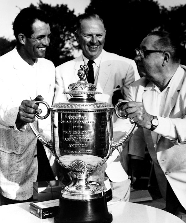 1960 - Purple Heart recipient, Jay Hebert didn’t let a double bogey on No. 10 spoil his chances, finishing with a 67 for a one-stroke victory.

Joined brother Lionel ('57), as the first American brothers to win same major &amp; remain only brother duo to win #PGAChamp.

#PGA100
