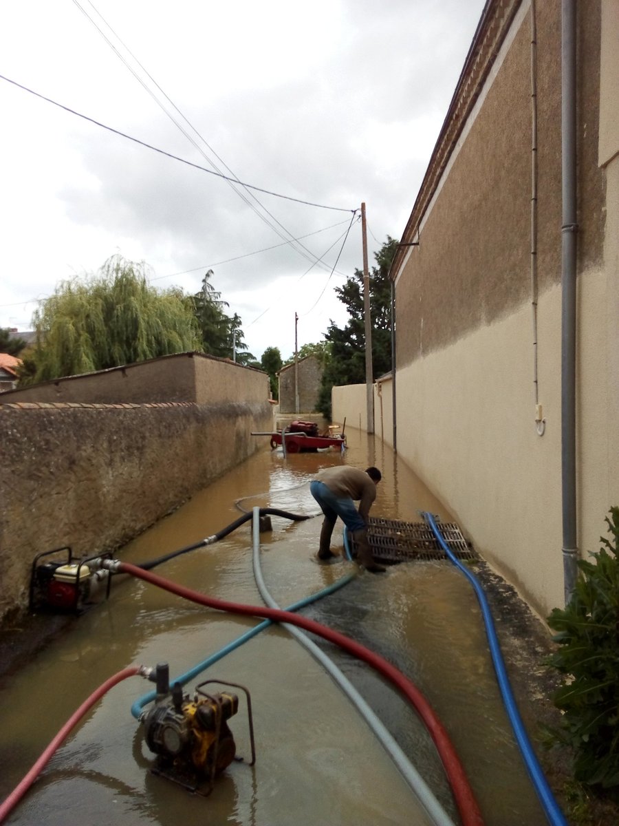 Merci au <a href="/sdis86/">@sdis86</a>  qui nous a aidé avec 20 sapeurs pompiers et du matériel. La solidarité une valeur forte des sapeurs pompiers de France.