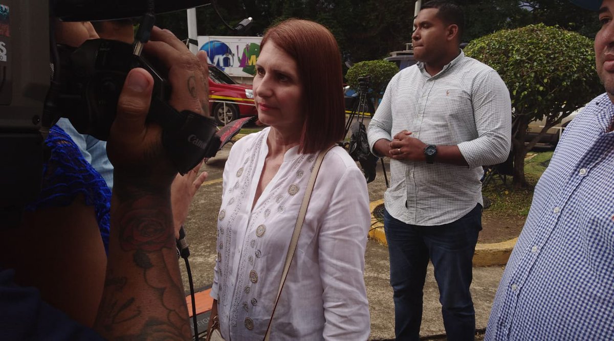 EstrellaOnline's tweet photo. La exprimera dama @martamartinelli ya se encuentra en la CSJ para acompañar a su esposo @rmartinelli #ExtradicionMartinelli https://t.co/0HE66jf97U