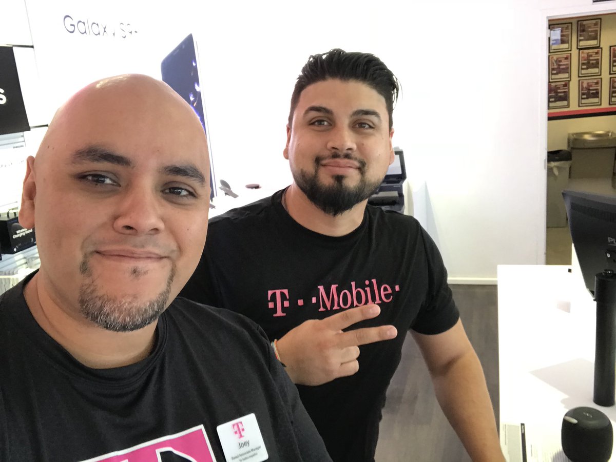 JoeyC1111's tweet photo. Ready to do big things this week at the Mac store 8092 #RAMSHAKEANDBAKE #eastempire #relationshipbuilding #moneybuilding @DaisyLeQueen @sarapalaciosdm @SamSindha @SWjoeperez https://t.co/XojisFCHzv