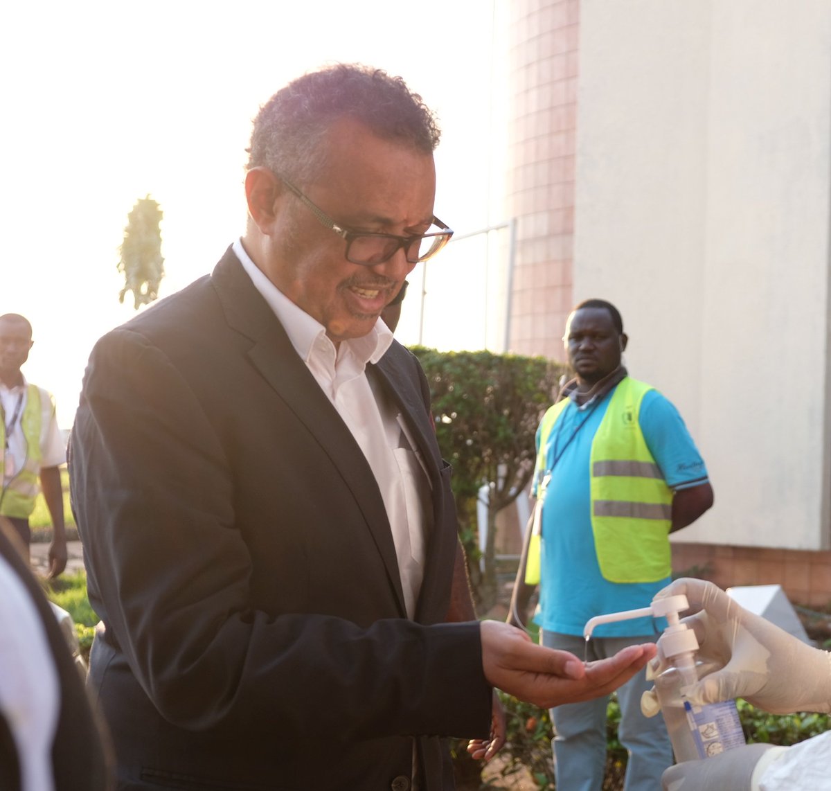 OMSCentrafrique's tweet photo. Un élément du plan de préparation au virus #Ebola en #RCA est d'améliorer la prévention et le contrôle des infections. La RCA est l'un des 9 pays proches de la #RDC à prendre des mesures pour prévenir une épidémie à l'intérieur de ses frontières. https://t.co/DPFNOmrwPw