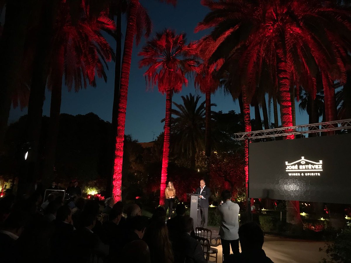 escaparaterevis's tweet photo. Presentación de la nueva bebida Spirit de @GrupoEstevez en @VillaLuisaSev https://t.co/iJbMR6faoF
