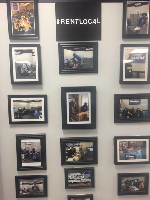 OlatheRental's tweet photo. Our #RENTLOCAL Wall has grown by 2:
- USA Soccer National Team player and future KC legend @ErikBrown14
- Former Jayhawk/current HS coach @CoachBradford21
Congrats, gentleman. This is the Cooperstown of KC companies exploiting their celebrity clientele.
@ORCLeesSummit https://t.co/14PzLVttcr