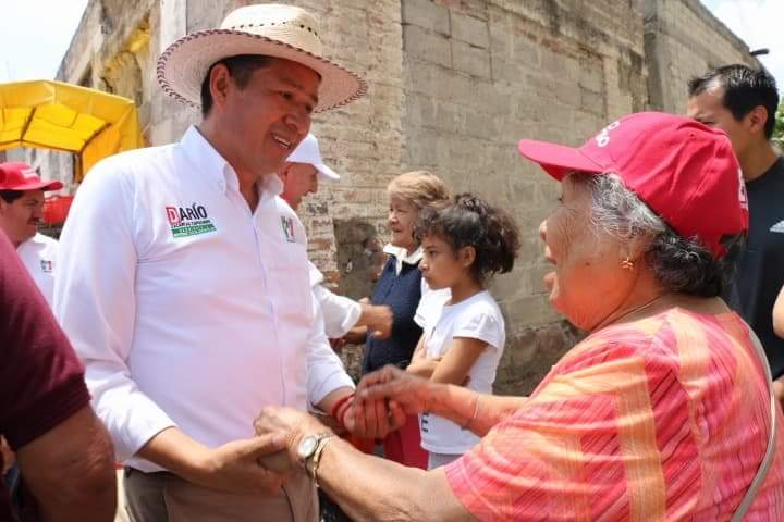 DarioZacariasC's tweet photo. Gracias amigos, vecinos y familiares por sus muestras de cariño. Ayer en #Acolman quedó demostrado que el amor al partido, la unidad y el trabajo son lo que caracteriza a los priístas. No tengo duda del triunfo. #5De5 ¡VAMOS A GANAR!
#DaríoDiputadoDistrito39 #DDD39 #TrabajoEn3D https://t.co/557447GFAk
