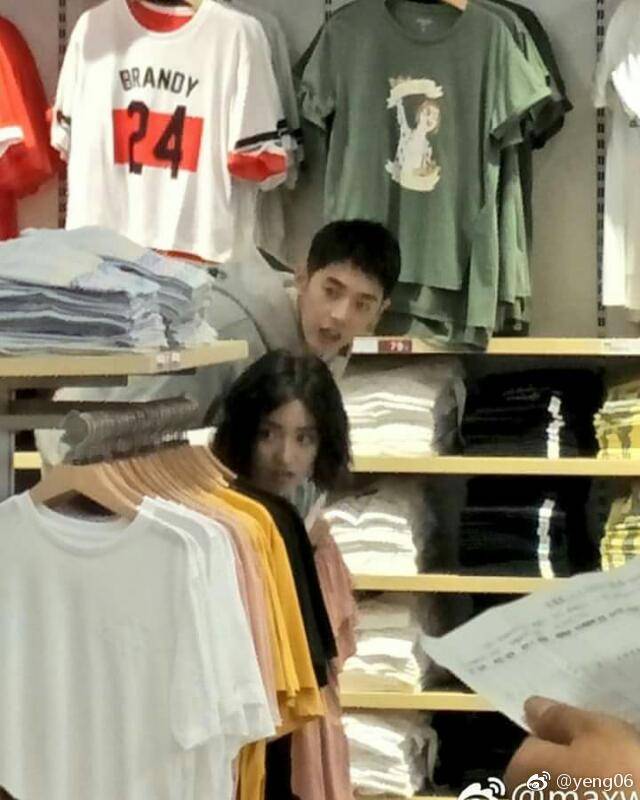 shenyuearchive's tweet photo. #ShenYue, #ChenDuling and #ConnorLeong spotted filming #AnotherMe at department store!

#七月与安生 #沈月 #陈都灵 #梁靖康 #LiangJingKang https://t.co/JFndmSUs0h
