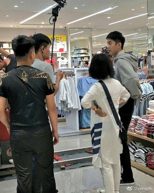 shenyuearchive's tweet photo. #ShenYue, #ChenDuling and #ConnorLeong spotted filming #AnotherMe at department store!

#七月与安生 #沈月 #陈都灵 #梁靖康 #LiangJingKang https://t.co/JFndmSUs0h