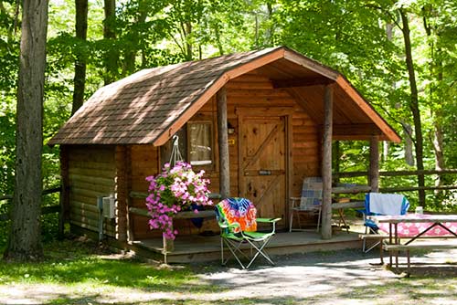 FunRoadsTV's tweet photo. #FunRoads have come a long way from those dusty roadside motels. Today, your lodging choices are endless but what if you're looking to enjoy the great outdoors without a tent or RV? Then maybe a camping cabin is for you. Here's what you can expect: https://t.co/fNYQCRUl7A https://t.co/bYgN6sGL3c