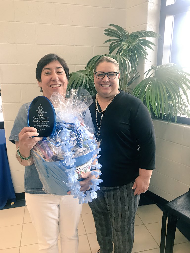 MissCareliGarza's tweet photo. Thank you Mrs. Delgado for your 35 years of service to @BrownsvilleISD! You will be greatly missed! #PorterNation @Porterlibrarian #librariansrock https://t.co/wErp2NB21J