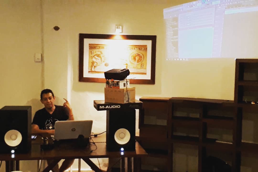 beatprocamp's tweet photo. 1ra Materclass del camp con @zaamusic https://t.co/UL9j1soHgj