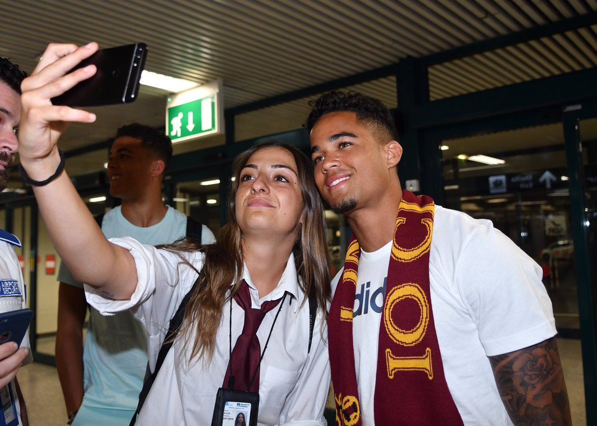 Justin Kluivert has landed in Rome... 🇳🇱🛬🇮🇹