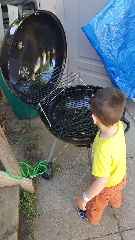 Pincalo's tweet photo. WOOHOO! NEW BBQ! #IMAMANNOW https://t.co/bzWDjQiTh5