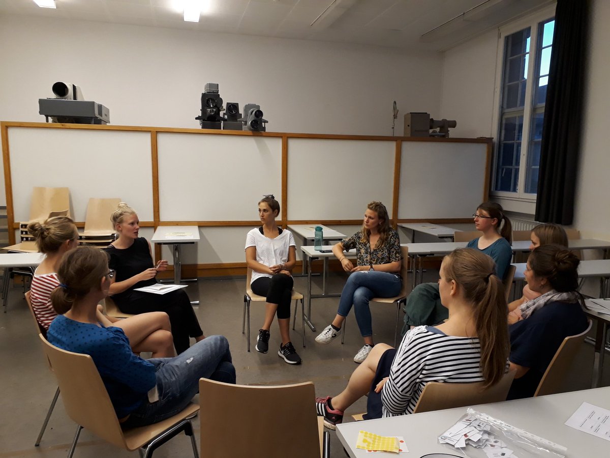 WeitblickFr's tweet photo. Wie kommt das Planspiel zum Thema Flucht bei den SchülerInnen an? Wie wird es weiterentwickelt? Der AK Flucht und Migration beantwortete heute alle Fragen von uns anderen Weitblickis, nachdem wir es selbst ausprobieren durften.
Eine Reaktion hier: https://t.co/p5vvkptT7f https://t.co/5ojVsjBEoX