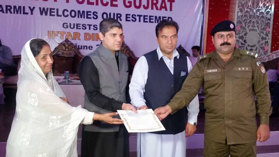 TanniBhatti's tweet photo. Receiving certificate from Jahnzeb Nazir khan DPO, M Ali Randhawa DC &amp; Session Judge Gujrat https://t.co/6x4A8xtEIf