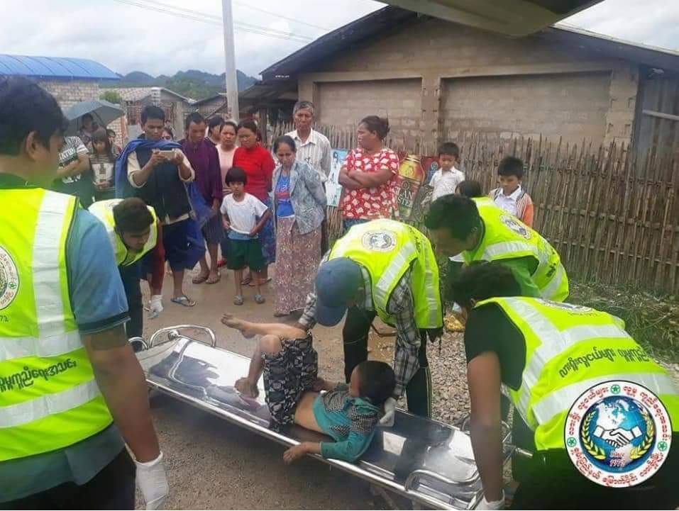 ရွမ္းျပည္နယ္ ၊ လာရိႈးၿမိဳ႕တြင္ ဆင္းရဲႏြမ္းပါးလွေသာမိသားစုမွ အသက္ ၁၂ အရြယ္ကေလးတစ္ဦးက ေလျဖတ္ေနသည့္၄င္း၏မိခင္ျဖစ္သူကိုထားခဲ့ျပီး အိမ္ေနာက္ေဖးတြင္ ကိုယ့္ကိုကိုယ္ႀကိဳးဆြဲခ်သတ္ေသသြားခဲ့ေၾကာင္း သတင္းရရွိသည္။

အကုန္သိ