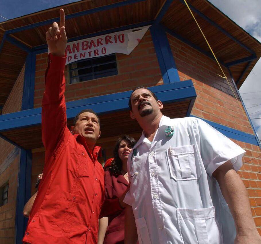 LuisLopezPSUV's tweet photo. Comandante Hugo Chávez “Si llegara aquí de nuevo la contrarrevolución a gobernar acabarían con Barrio Adentro, téngalo por seguro, ellos dicen que no, porque ellos son expertos en tratar de engañar"  #SaludEsPrioridad @NicolasMaduro https://t.co/xlboVWxaxI