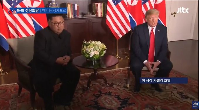 Dfc_gZkUYAESneU?format=jpg&name=small O aperto de mão simbólico e histórico entre Kim e Trump
