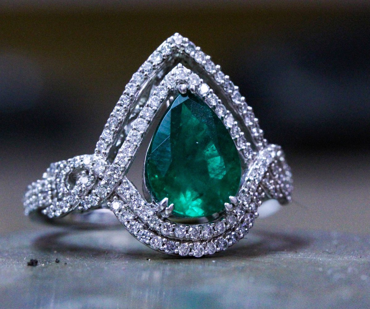 parlegems's tweet photo. New Gem Junkies Podcast out- this one is all about Emeralds. What do you know about this stone? Learn more by checking out the link in our bio or going to anywhere you get your podcast from and searching for Gem Junkies. https://t.co/HQNFMWMwnY