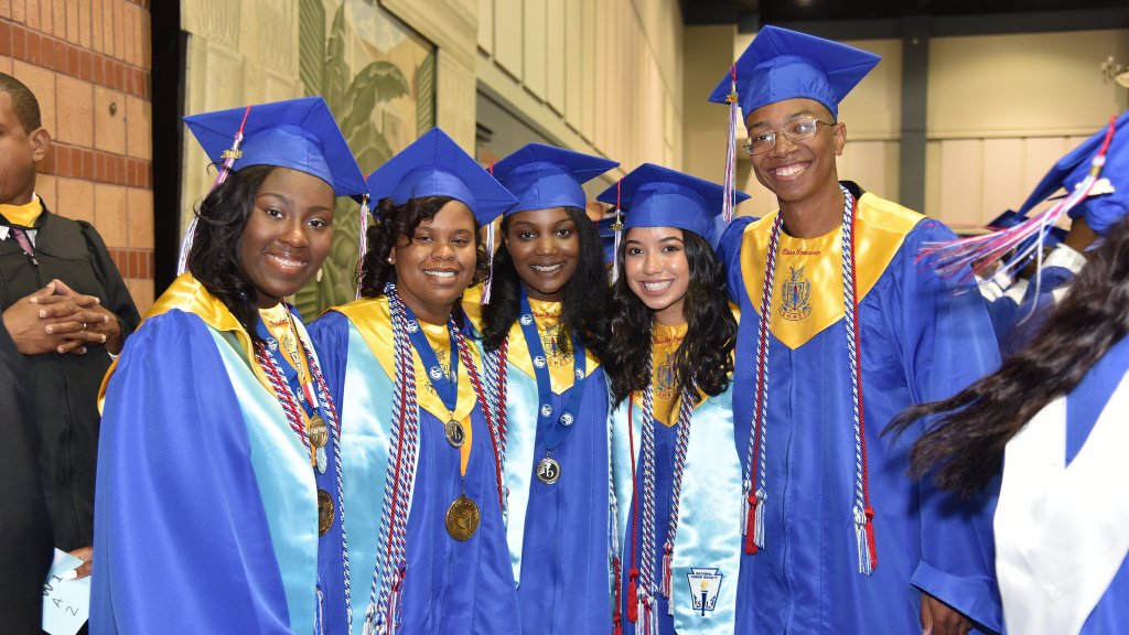 JPschools's tweet photo. Once a patriot, always a patriot. Congratulations to the #Classof2018 John Ehret High patriots. @JEHSofficial #JPPSS #LaEd https://t.co/Ec2kFOpPMA