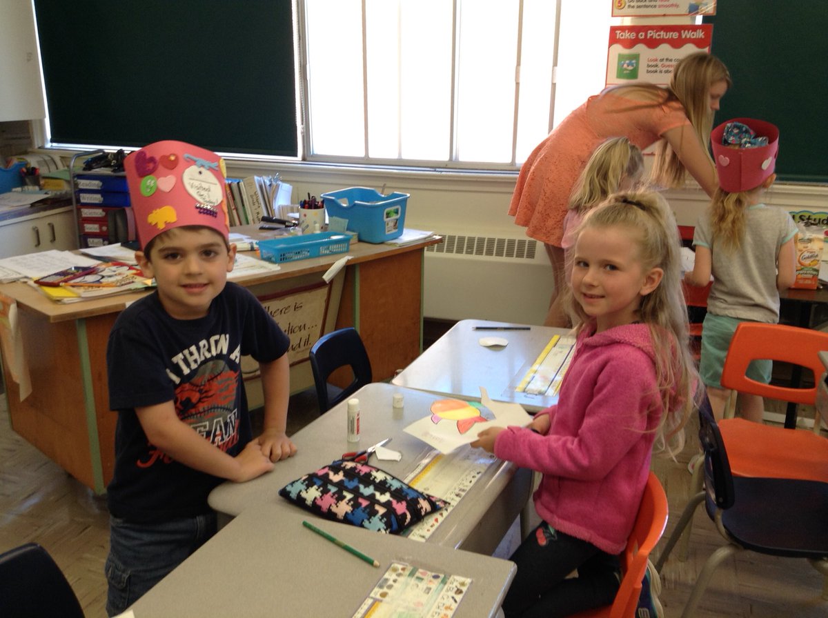 STAKindergarten's tweet photo. So much fun in Grade 1! Thank you to Mrs. Warren-Skelhorn and her Grade 1 students for welcoming our 2nd year Kindergarten boys and girls to their classroom this morning. They had a great time, and are even more excited now to start Grade 1 in the Fall! @RCCDSB https://t.co/RC93AyjOGA