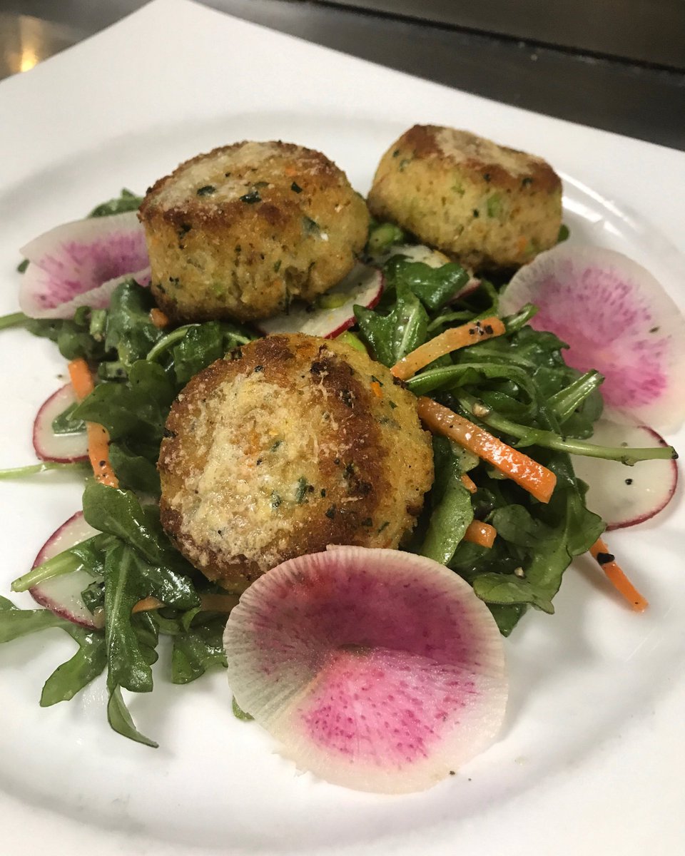 ChefJuliette's tweet photo. Appetizer du jour 3 crab cakes with arugula salad smoked apple shallot vinaigrette $15 ⁦@DundasValleyGCC⁩ https://t.co/oST7gFUzPJ