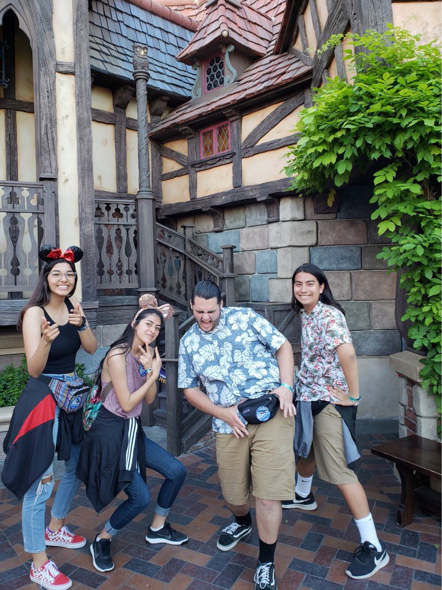 jessicattt___'s tweet photo. very thankful for the amazing people in my life #GradNite2018 https://t.co/XQg1QnFRJd