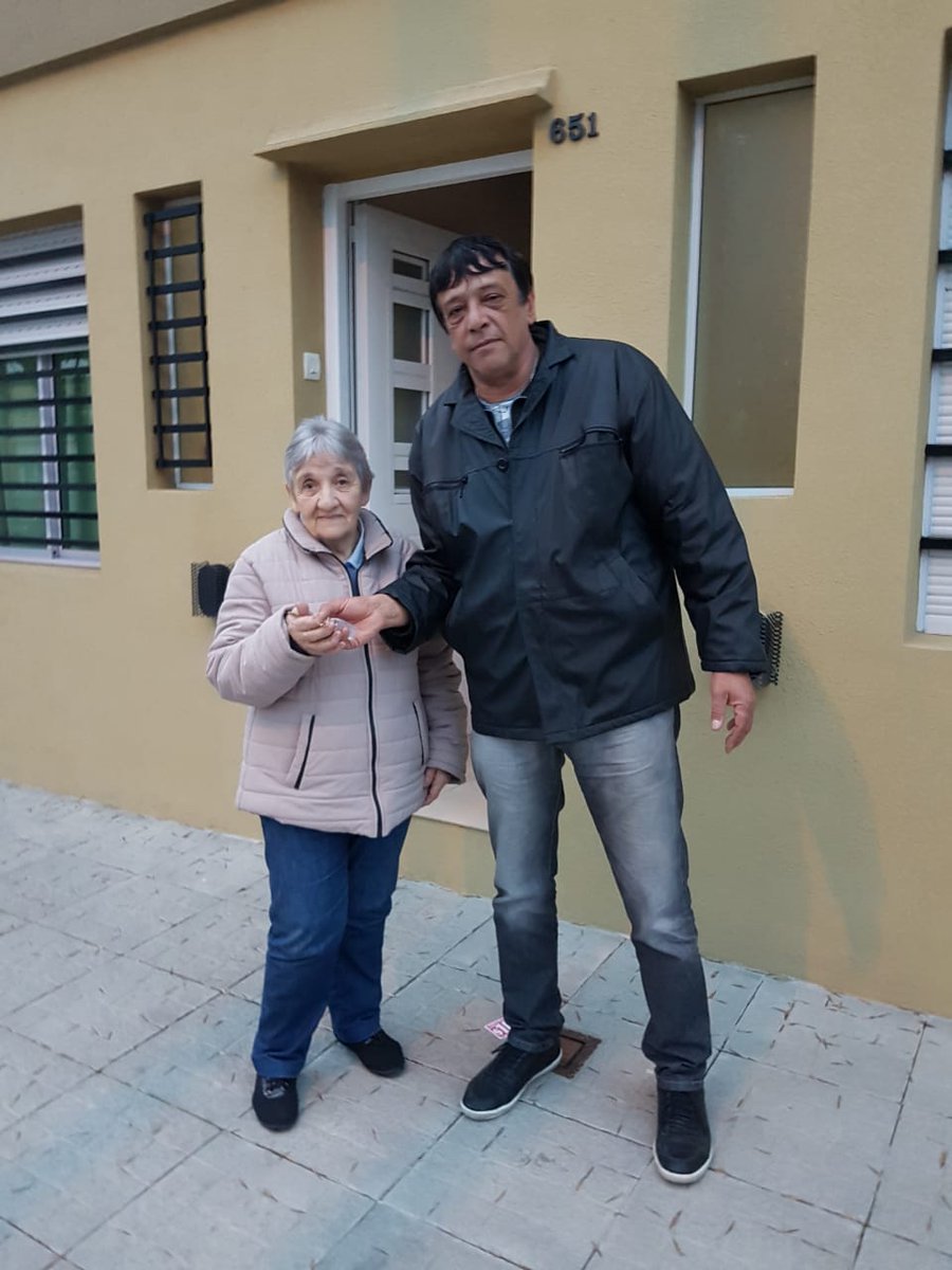 clubdouglas's tweet photo. El @clubdouglas realizó la entrega del 1º Premio (1 Departamento) correspondiente a la "7º Mega 2017"

Nuestro Secretario, Carlos López, formalizó la entrega del inmueble junto con la ganadora, la Sra. Medina Olinda. https://t.co/NMVP4vwyzQ