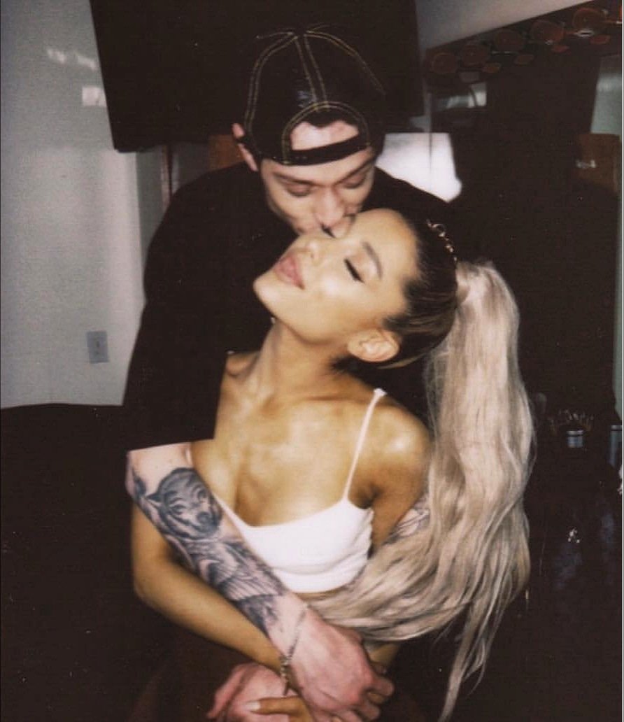 RevistafusionC's tweet photo. Según medios internacionales @ArianaGrande y @petedavidson se comprometen luego de una relación amorosa de una mes.💍 #ArianaGrande #PeteDavidson https://t.co/d7wc1pxSGT