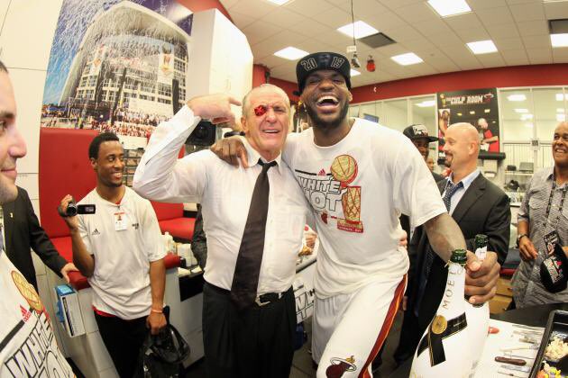 quarterbackuno's tweet photo. Retweet this until LeBron sees. https://t.co/FeMIxkPmPR