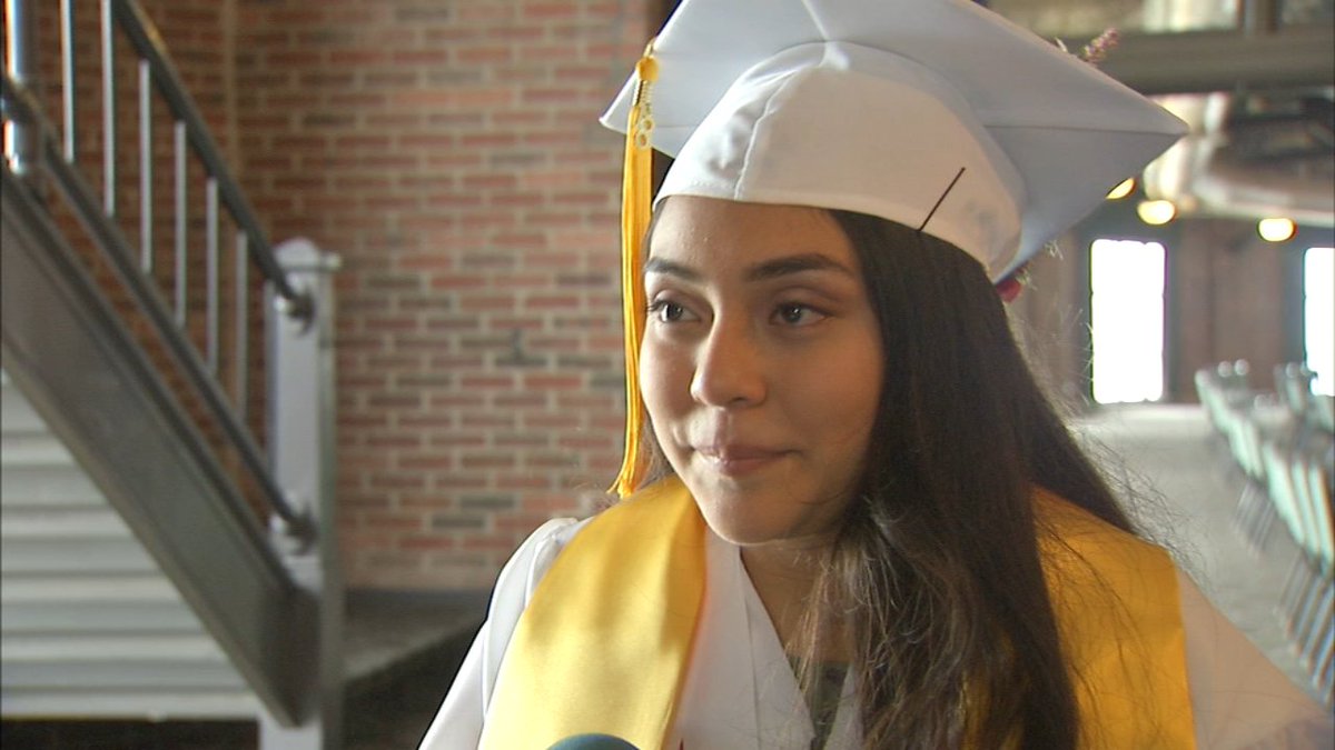 ABC7Chicago's tweet photo. CONGRATULATIONS, ELIZABETH! Benito Juarez Community Academy grad is first in her family to attend college on a full scholarship: https://t.co/awBpUoCUyV #ChicagoProud https://t.co/lBasJdInkR