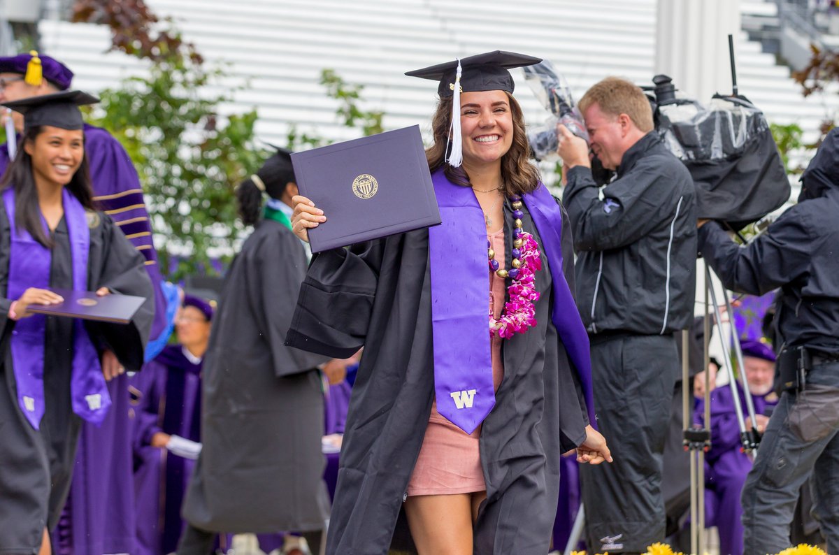 UWAthletics's tweet photo. Congrats, graduates! Check out the full gallery from #UWGrad18. 

#GoHuskies 🎓

>> https://t.co/fel17YSby9 https://t.co/PnrhJrSjq2