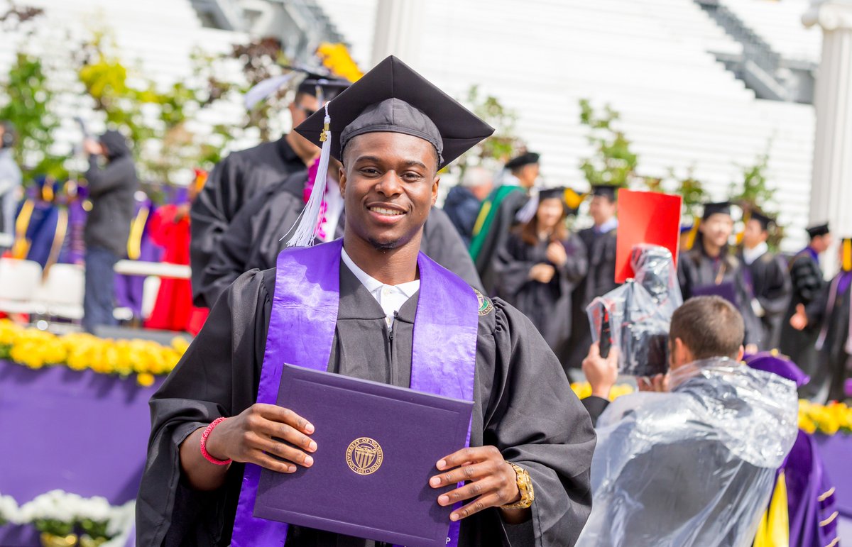UWAthletics's tweet photo. Congrats, graduates! Check out the full gallery from #UWGrad18. 

#GoHuskies 🎓

>> https://t.co/fel17YSby9 https://t.co/PnrhJrSjq2