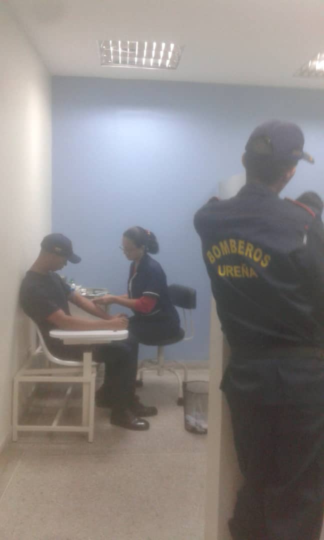 AndersonORomero's tweet photo. Hoy la @SIRECIPASMEURE3 atendido al #CuerpoDeBomberos con exámenes de laboratorio @AlcaldiaBUrena @carrilloalcald1 @OTTO271278 @Rafaelsimonchac seguimos avanzando con constancia y amor para nuestro pueblo @JauaMiranda @charlychaves  juntos somos Chávez @FreddyBernal @leotriana938 https://t.co/jSKiakgQcV