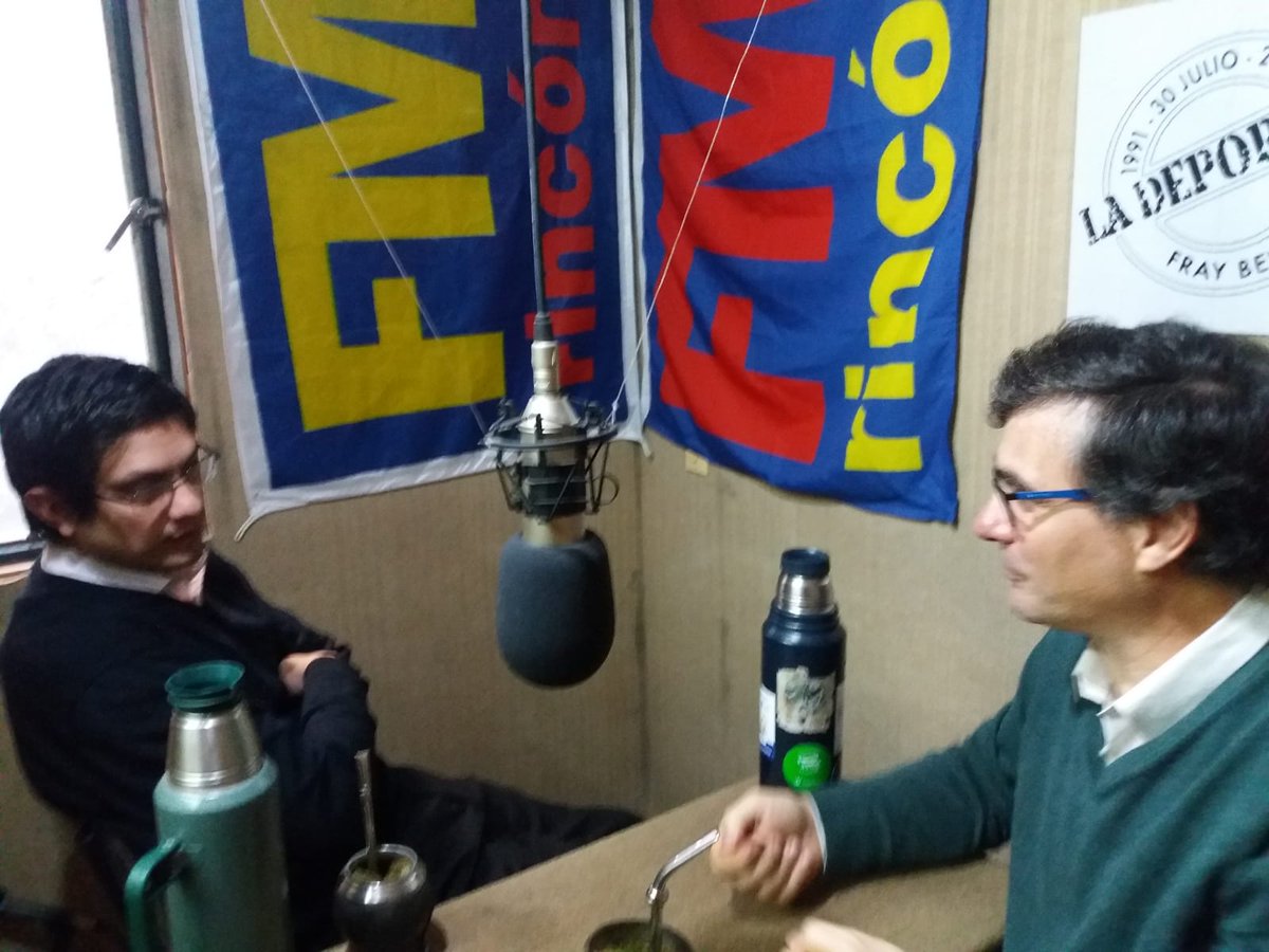 rogelio_texeira's tweet photo. Conversando con @MarioAguileraFB en Radio Rincón FM de Fray Bentos.
@SERGIOMILESI el fotógrafo. https://t.co/w44BnGr7Tf