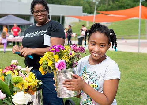 fcpsnews's tweet photo. Student-grown plants and flowers, essential oils, and cleaning products were for sale at the second annual Terraset Elementary farmers market. https://t.co/onk8M1Tdpt https://t.co/NuCwTdQfJd