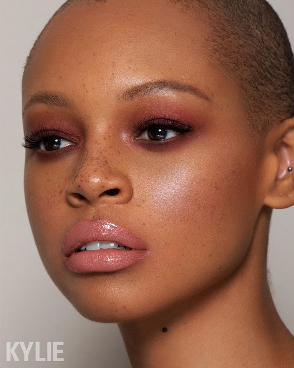 kyliecosmetics's tweet photo. DAMN GINA Gloss from the #KoKoKollection with the Burgundy Palette #Kyshadows πΉ https://t.co/rkT2b8JJL5 https://t.co/8DpqAHaalY