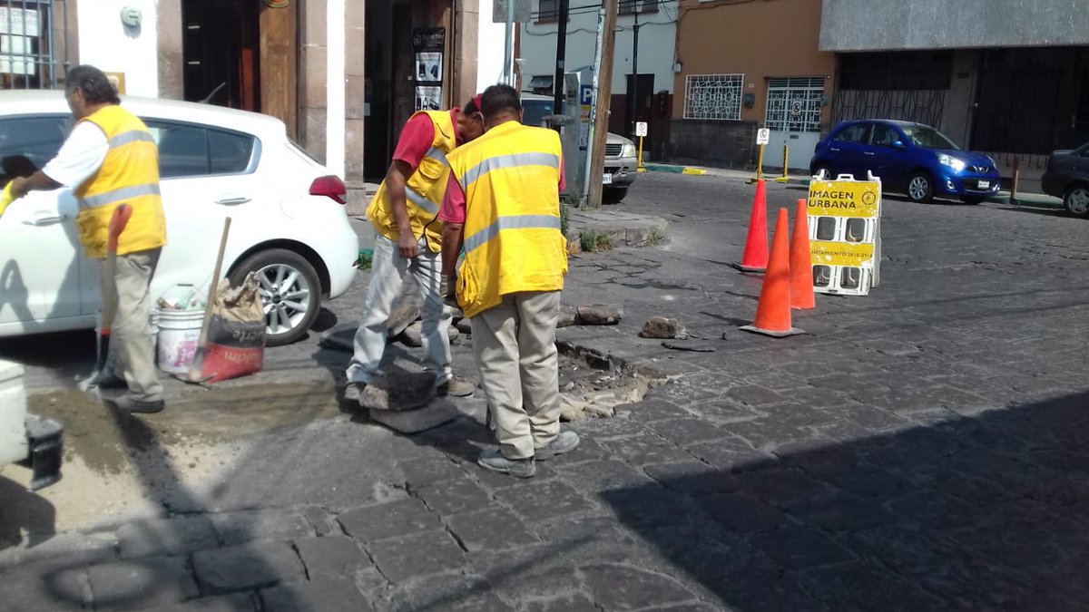 ImagenSLP's tweet photo. El bacheo con adoquinado se hizo presente en Manuel Conde y Melchor Ocampo, donde personal realizó las labores pertinentes, las cuales involucran un proceso artesanal, para dar reparación sin interferir con la estética que tanto caracteriza al arrollo vehicular. https://t.co/GsBOA0Iii3