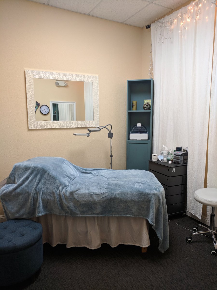 Stevies_Spa's tweet photo. We have 4 spacious rooms available for rent here at Stevie's ✨ Please call or text 702-979-8035 for more info. Nail techs, Aestheticians, Eyelash Stylists,&amp; more are welcome! #Novalash #EyelashExtensions #Skincare #Aesthetician #VegasDaySpa #Holistic #roomrentals #Shira #Lira https://t.co/pzya0rWx4d