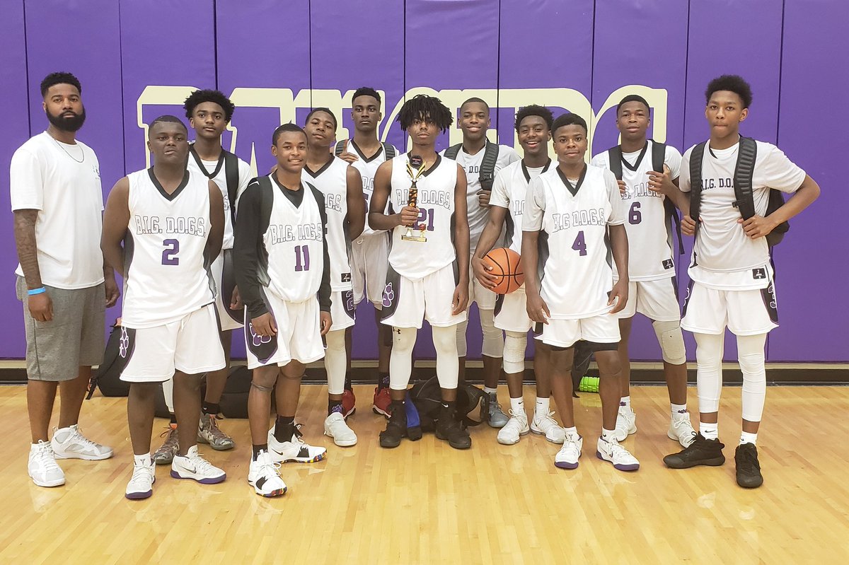 BIGDOGSAthleti1's tweet photo. This past weekend the #BIGDOGS2020 played up to 17u in #theChampionsoftheCourt2k18 and finished in 2nd place. Not bad fellas! #slowlyrising #nike #underarmour #adidas #BIGDOGS https://t.co/7MxIw9VqSk