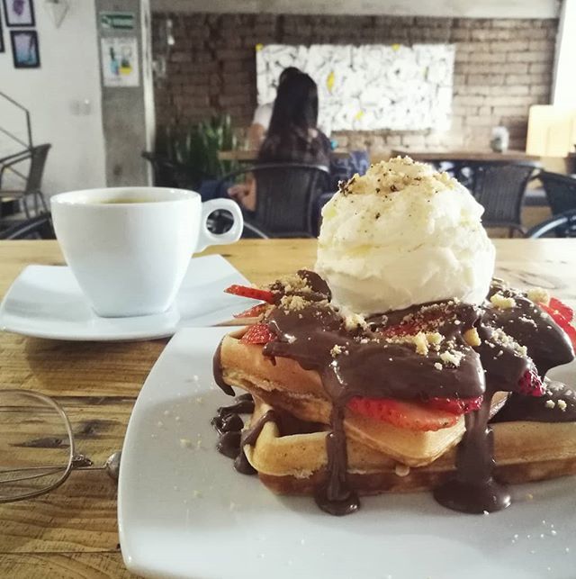 PIZCA_BLOG's tweet photo. La culpa se queda en la casa.
@corinnecafe.
Waffles de Nutella + fresa + helado.
☕Dosis personal : @okafe_cali
-
#PizcaBlog #YoCreoEnCali #menosdesecho #Foodie #FoodPorn #waffles #nutela #coffee #coffeelovers #colombiancoffee #SanAntonio #CompraLocal #ConsumeLocal https://t.co/5LxBtwUU2S