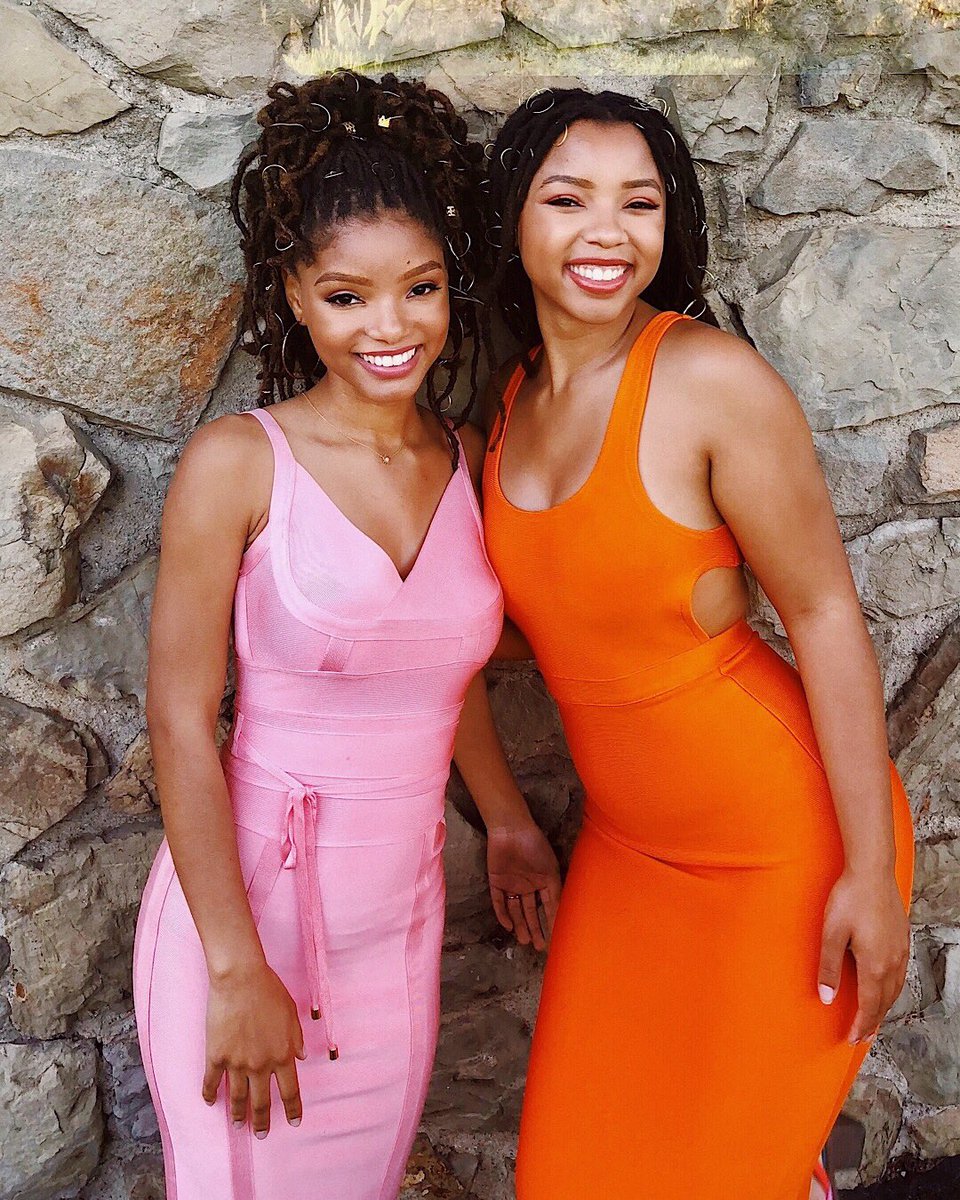 chloexhalle's tweet photo. corny caption of the day: strawberries and oranges anyone? 😂🍓🍊 https://t.co/60gBLKQOP1
